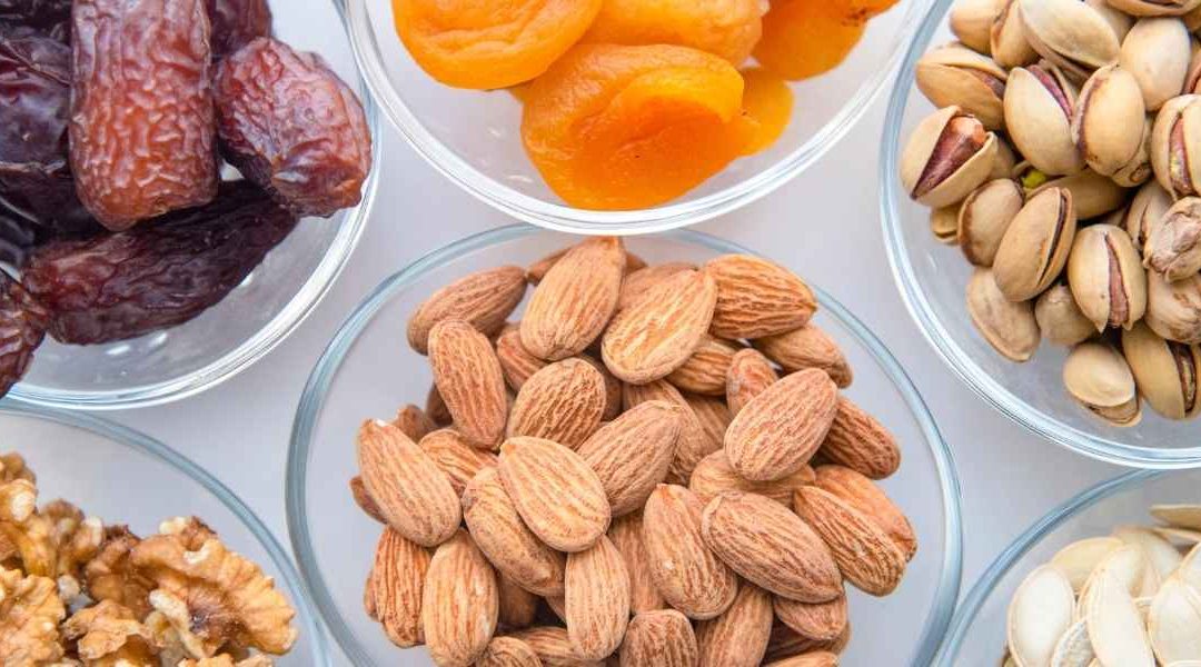 Snack healthy : quelles options choisir pour éviter les fringales ?
